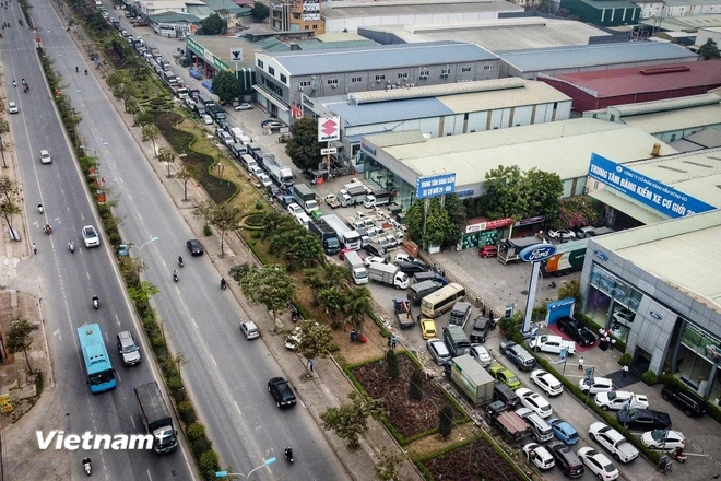 Nếu hàng loạt đăng kiểm viên bị khởi tố trong cùng thời điểm, nguy cơ ùn tắc đăng kiểm tại nhiều tỉnh, thành là điều hiện hữu. (Ảnh: Hoài Nam/Vietnam+)