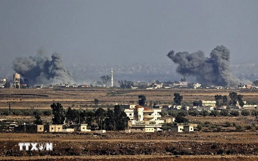 Khói bốc lên từ Kibbutz Ein Zivan, sau vụ không kích xuyên biên giới giữa Syria với Cao nguyên Golan. (Ảnh: The Times of Israel/TTXVN)