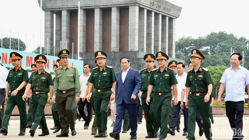 Thủ tướng Phạm Minh Chính đi kiểm trang các hạng mục thuộc công trình Lăng Chủ tịch Hồ Chí Minh. (Ảnh: Trần Hải)