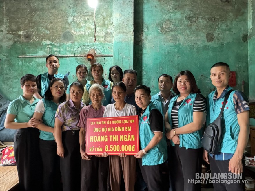 Các thành viên CLB thiện nguyện Trái tim yêu thương Lạng Sơn, thành phố Lạng Sơn trao quà hỗ trợ gia đình chị Hoàng Thị Ngân