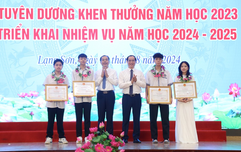 Lãnh đạo tỉnh và sở giáo dục khen thưởng các em học sinh đạt giải tại Cuộc thi Khoa học kỹ thuật cấp quốc gia