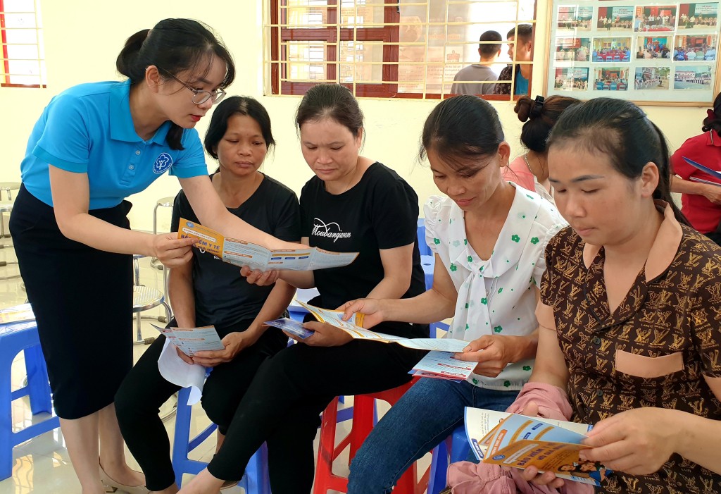 Cán bộ BHXH tỉnh tuyên truyền chính sách BHYT cho người dân trên địa bàn  xã Hoàng Đồng, thành phố Lạng Sơn