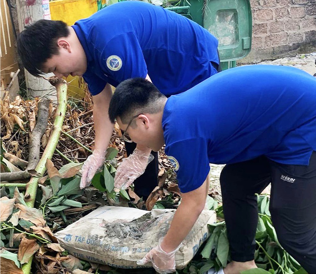 Đoàn viên, thanh niên phường Đông Kinh, thành phố Lạng Sơn thu gom rác thải tại khu vực nhà văn hóa trên địa bàn