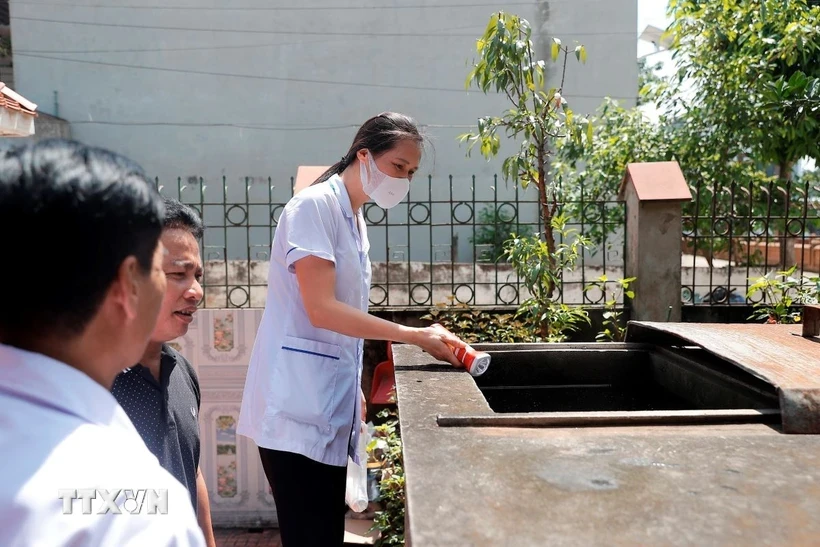 Xã Đồng Tháp (huyện Đan Phượng) hiện đang là điểm nóng về dịch sốt xuất huyết với 36 ca mắc mới trong tuần. (Ảnh: Minh Quyết/TTXVN)