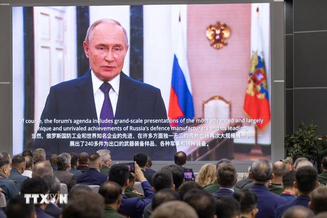 Tổng thống Nga Vladimir Putin gửi video phát biểu chào mừng tại Lễ khai mạc Diễn đàn Kỹ thuật quân sự quốc tế Army-2024. (Ảnh: Quang Vinh/TTXVN)