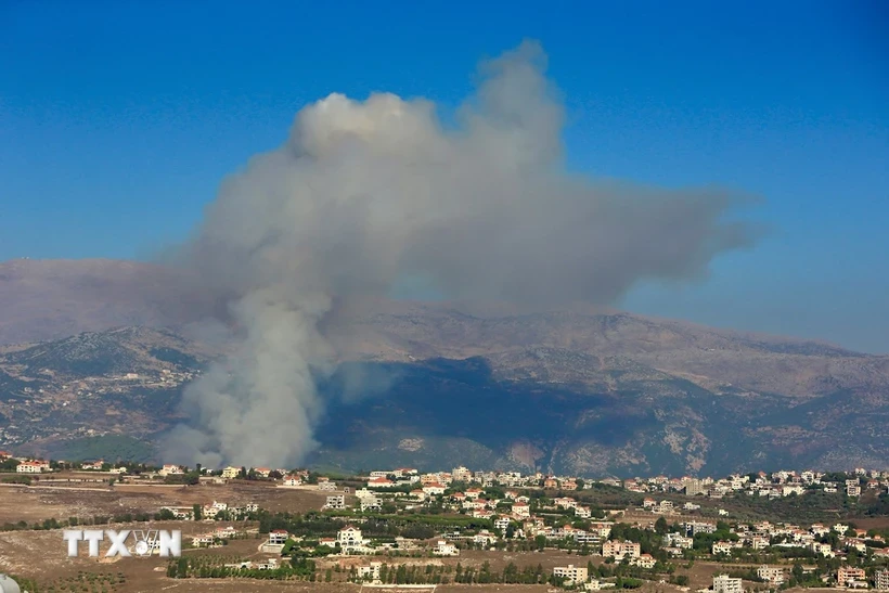 Khói bốc lên sau cuộc không kích của Israel xuống khu vực giữa Rachaya al Foukhar và Kfarhamam, Liban ngày 9/8/2024. (Ảnh: THX/TTXVN)