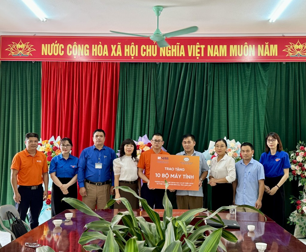 Lãnh đạo NHNN Việt Nam Chi nhánh tỉnh và SHB Lạng Sơn trao biểu trưng hỗ trợ cho đại diện nhà trường