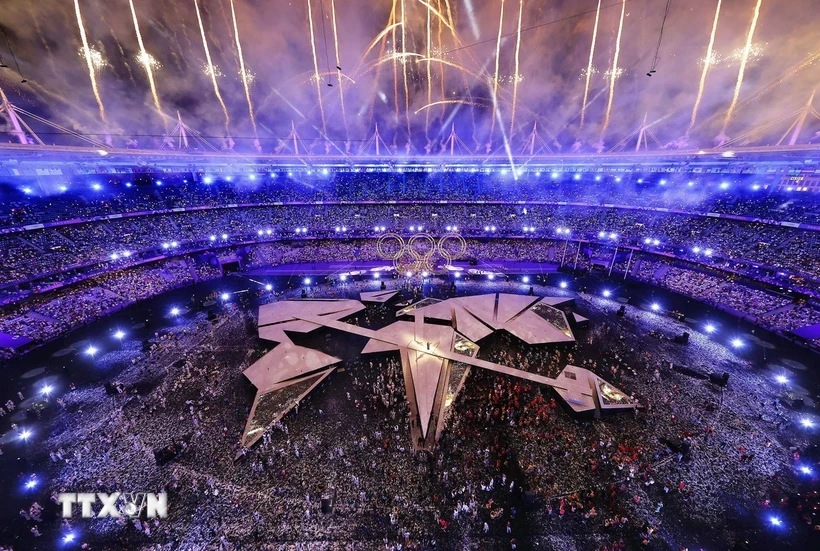 Bế mạc Olympic Paris 2024 - bữa tiệc của âm thanh và ánh sáng. (Ảnh: THX/TTXVN)