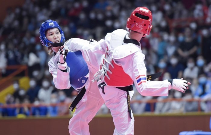 Niềm hy vọng số 1 của taekwondo Việt Nam Trương Thị Kim Tuyền (bên trái) không thể giành vé dự Olympic Paris 2024. Ảnh: THÀNH NGUYỄN 