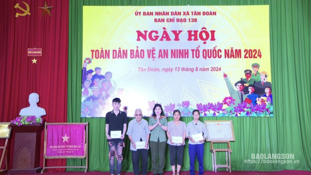 Đại diện Công an tỉnh trao quà cho các hộ gia đình có hoàn cảnh khó khăn trên địa bàn xã