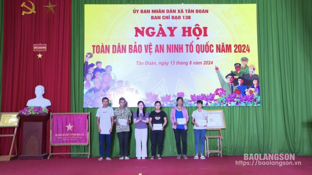 Lãnh đạo Huyện ủy Văn Quan trao quà cho các hộ gia đình có hoàn cảnh khó khăn trên địa bàn xã