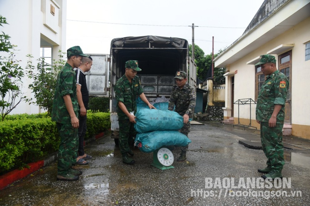 Lực lượng chức năng tổ chức kiểm đếm số chân lợn đông lạnh thu giữ để đưa đi tiêu hủy theo quy định