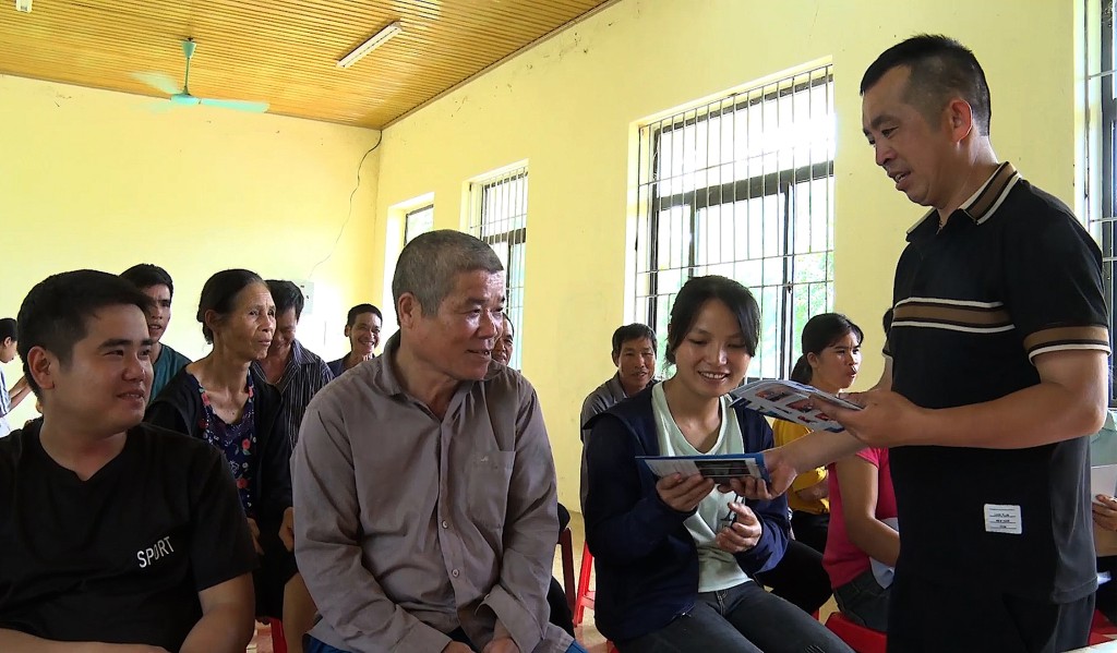 Ông Lý Văn Được, Phó trưởng thôn Khòn Chu, xã Đồng Bục, huyện Lộc Bình phát tờ rơi tuyên truyền Luật Nghĩa vụ quân sự tới người dân trong thôn