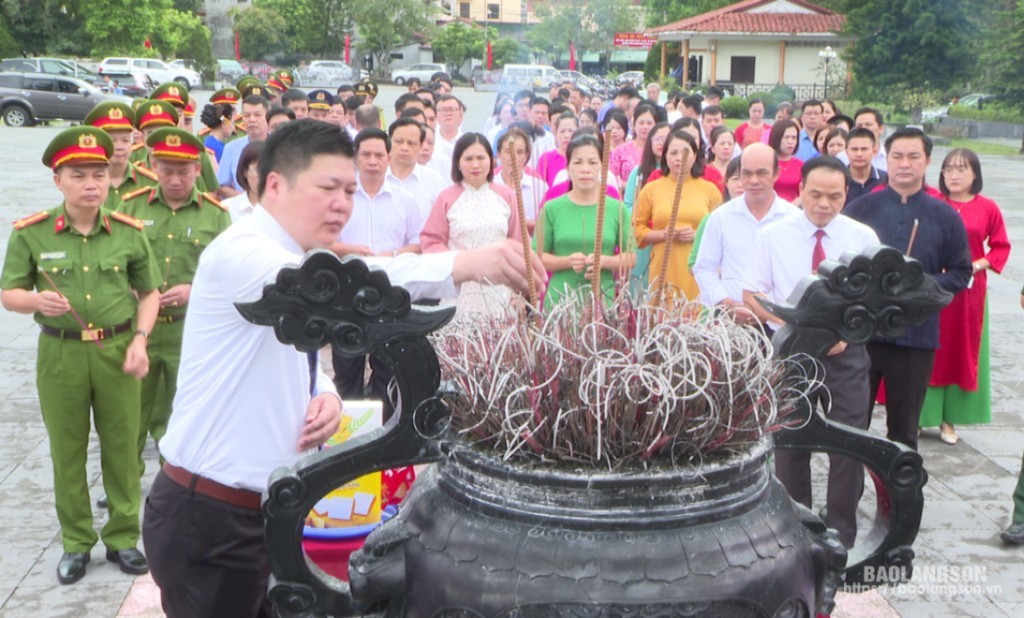 Đoàn đại biểu huyện Văn Quan hương tại tượng đài đồng chí Lương Văn Tri, thị trấn Văn Quan, huyện Văn Quan