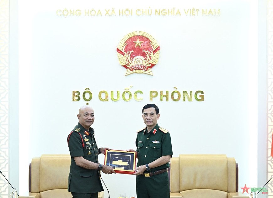  Đại tướng Phan Văn Giang trao quà lưu niệm tặng Đại tướng Tan Sri Datuk Seri Mohammad bin Ab Rahman. Ảnh: VIỆT TRUNG