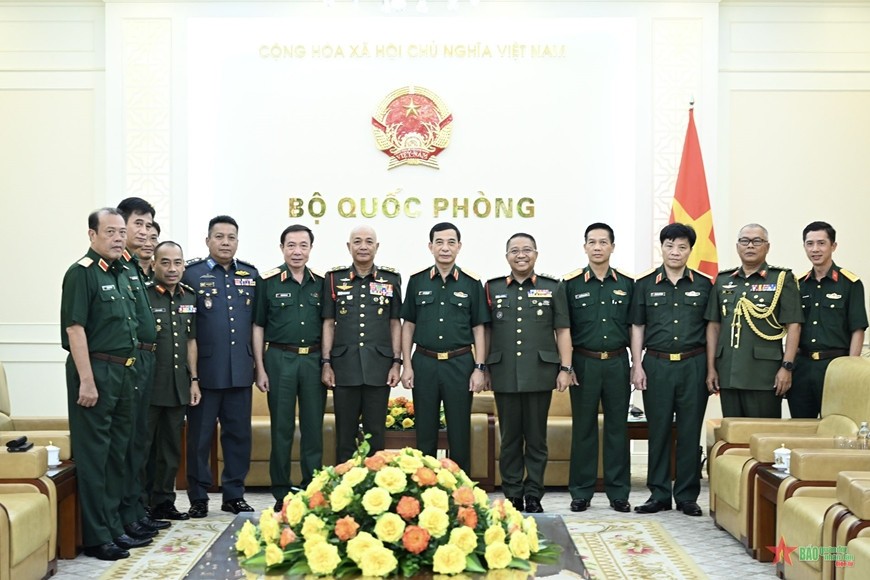  Đại tướng Phan Văn Giang, Đại tướng Tan Sri Datuk Seri Mohammad bin Ab Rahman và các đại biểu tại buổi tiếp. Ảnh: VIỆT TRUNG