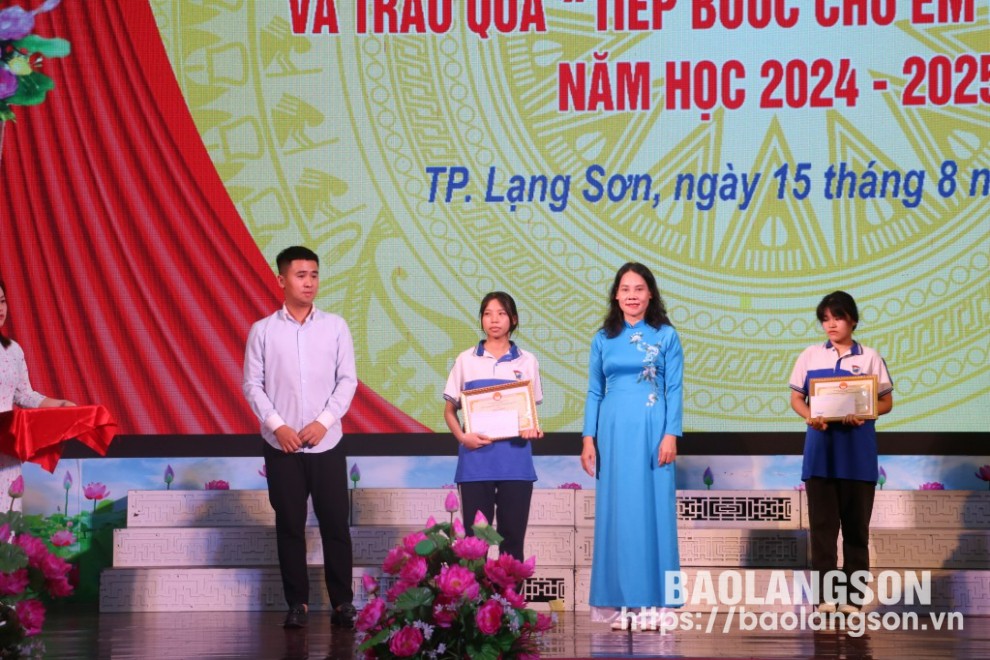 Đại diện lãnh đạo Phòng GD&ĐT thành phố trao quà cho học sinh đạt thành tích cao trong kỳ thi học sinh giỏi các cấp