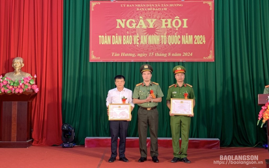 Lãnh đạo Phòng An ninh mạng và phòng, chống tội phạm sử dụng công nghệ cao Công an tỉnh trao giấy khen của Giám đốc Công an tỉnh cho đại diện các tập thể tại ngày hội