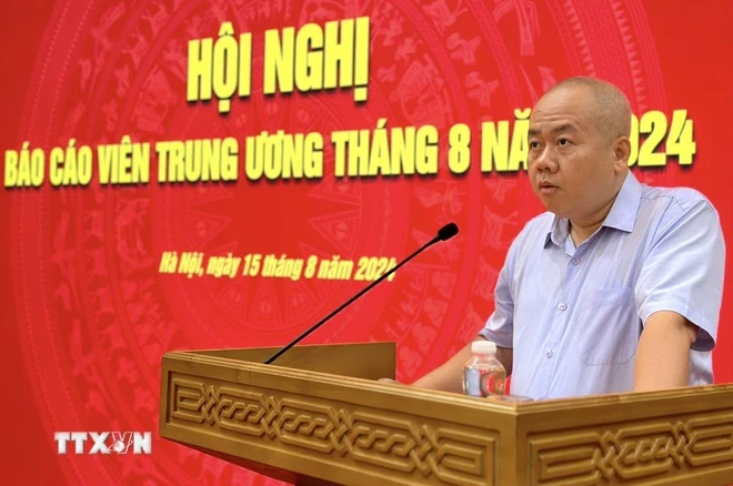 Thứ trưởng Bộ Kế hoạch và Đầu tư Đỗ Thành Trung báo cáo thông tin chuyên đề: “Tình hình kinh tế - xã hội 7 tháng năm 2024; kế hoạch phát triển kinh tế-xã hội những tháng cuối năm 2024”. (Ảnh: Việt Đức/TTXVN)