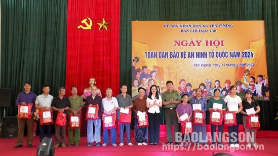 Đại diện Công an tỉnh và lãnh đạo huyện Hữu Lũng trao quà cho đối tượng chính sách, người có uy tín xã Yên Vượng