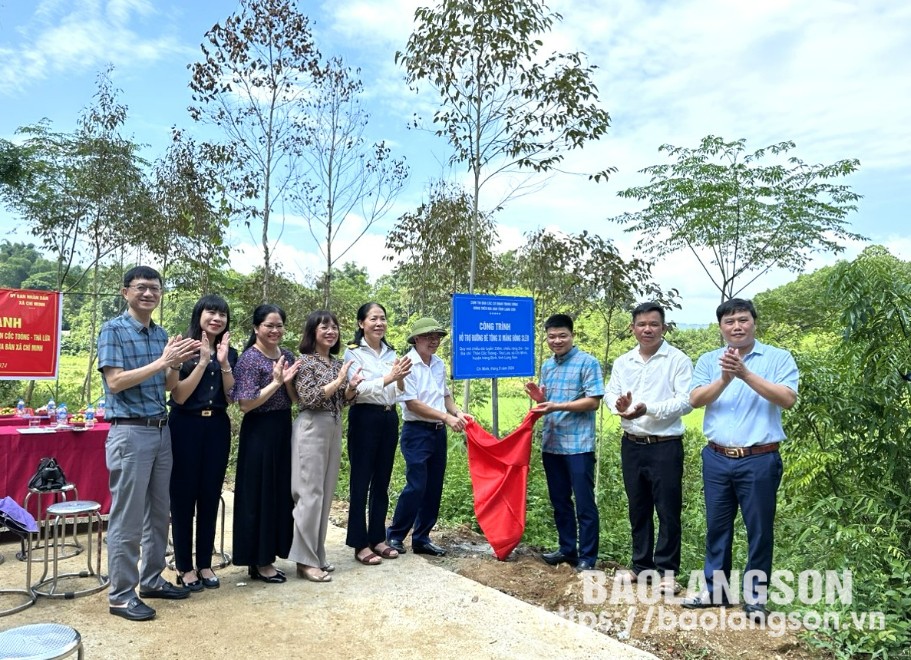 Các đại biểu kéo băng khánh thành công trình đường bê tông xi măng Đông Slèo, thôn Cốc Toòng – Thà Lừa, xã Chí Minh, huyện Tràng Định.