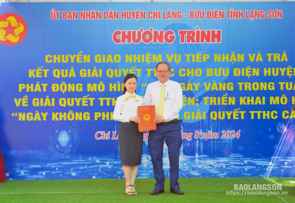 Lãnh đạo UBND huyện Chi Lăng trao Quyết định ban hành Kế hoạch thí điểm chuyển giao nhiệm vụ tiếp nhận và trả kết quả cho lãnh đạo Bưu điện huyện