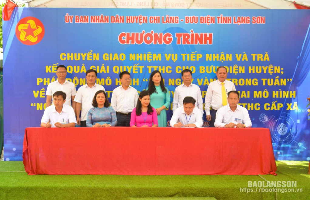 Đại diện các cơ quan, đơn vị huyện Chi Lăng ký giao ước thực hiện mô hình "hai ngày vàng trong tuần" về giải quyết TTHC cấp huyện và mô hình "ngày không phiếu hẹn" về giải quyết TTHC cấp xã