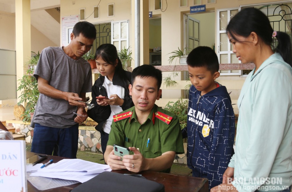 Hoạt động an sinh xã hội tại ngày hội toàn dân bảo vệ ANTQ năm 2024 ở các xã hướng đến nhiều đối tượng, trong đó có trẻ em. Tại Ngày hội toàn dân bảo vệ ANTQ năm 2024 ngày 13/8 ở xã Yên Khoái, huyện Lộc Bình, Công an xã kết hợp hướng dẫn người thân đăng ký thực hiện thủ tục cấp thẻ căn cước cho trẻ dưới 14 tuổi