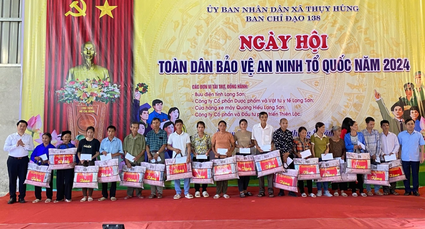 Tại Ngày hội toàn dân bảo vệ ANTQ xã Thụy Hùng diễn ra sáng 8/8/2024 (đơn vị tổ chức ngày hội điểm của huyện Văn Lãng), Công an tỉnh, UBND huyện đã tặng quà cho các cá nhân tiêu biểu trong phong trào Toàn dân bảo vệ ANTQ và các gia đình chính sách, hộ có hoàn cảnh khó khăn trên địa bàn huyện. 
Trong ảnh là lãnh đạo huyện Văn Lãng trao quà cho các gia đình chính sách trên địa bàn xã