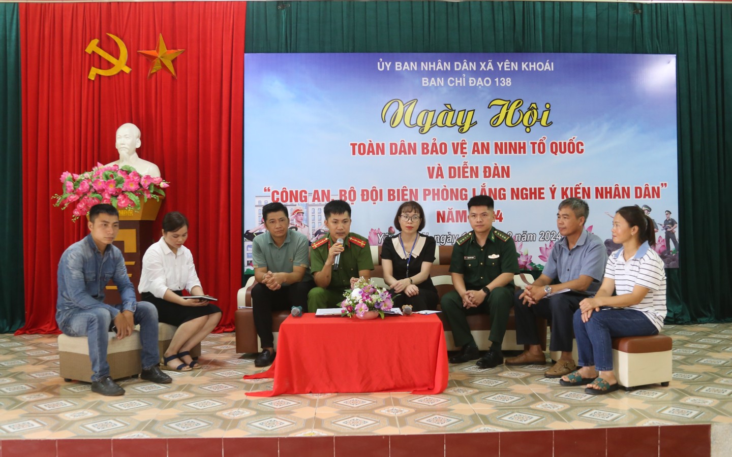 Thông qua các hoạt động trong ngày hội toàn dân bảo vệ ANTQ đã thể hiện sự quan tâm của các cấp, ngành đối với người dân, nhất là trường hợp hoàn cảnh khó khăn, đối tượng yếu thế trong xã hội, những điển hình tiên tiến trong phong trào Toàn dân bảo vệ ANTQ, góp phần đảm bảo an sinh xã hội trên địa bàn. Đồng thời qua đây tăng cường sự gắn kết giữa cấp ủy, chính quyền địa phương, lực lượng chức năng, các cơ quan, đơn vị và các tầng lớp Nhân dân trong sự nghiệp xây dựng và bảo vệ Tổ quốc. 
Trong ảnh là đại diện các đơn vị giải đáp ý kiến của người dân trong diễn đàn 