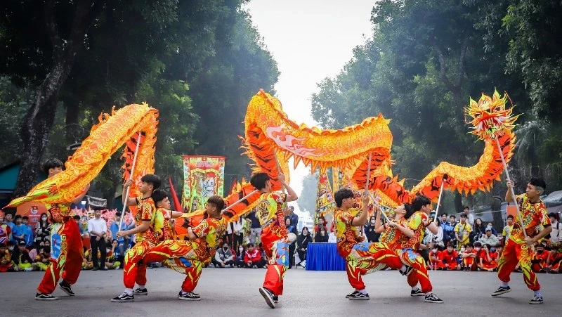 Trình diễn múa rồng là một loại hình nghệ thuật mang đậm màu sắc dân gian và là nét đẹp văn hóa của thành phố Hà Nội. (Ảnh: TTXVN)