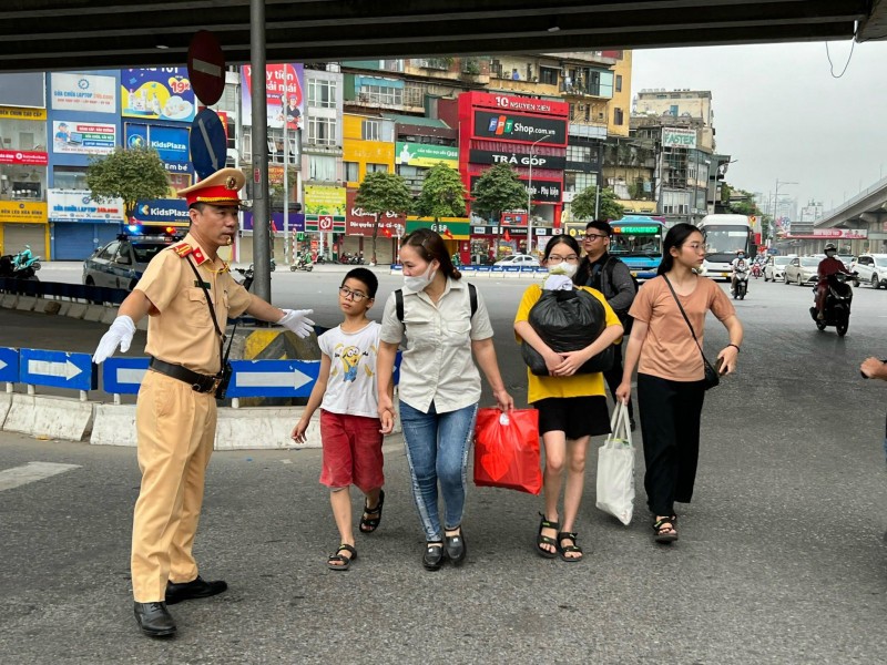 Bảo đảm an toàn cho trẻ em khi tham gia giao thông.