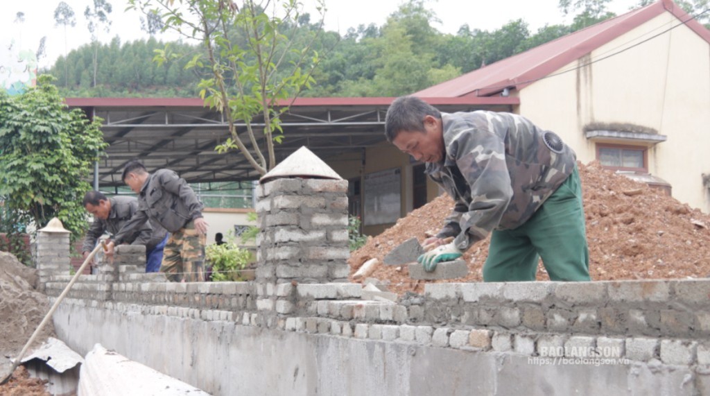 Đơn vị thi công đang thực hiện các hạng mục xây dựng trường học trên địa bàn xã Minh Tiến, huyện Hữu Lũng