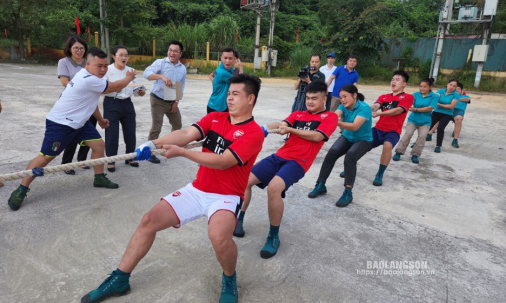 Người dân thi kéo co tại Ngày hội toàn dân bảo vệ an ninh Tổ quốc tại xã Thụy Hùng, huyện Văn Lãng năm 2024 