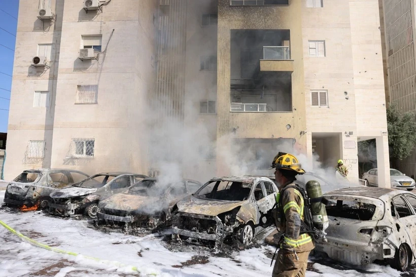 Xe ôtô bị cháy sau một cuộc tấn công bằng rocket từ Dải Gaza tại Ashkelon (Israel). (Ảnh: AFP/TTXVN)