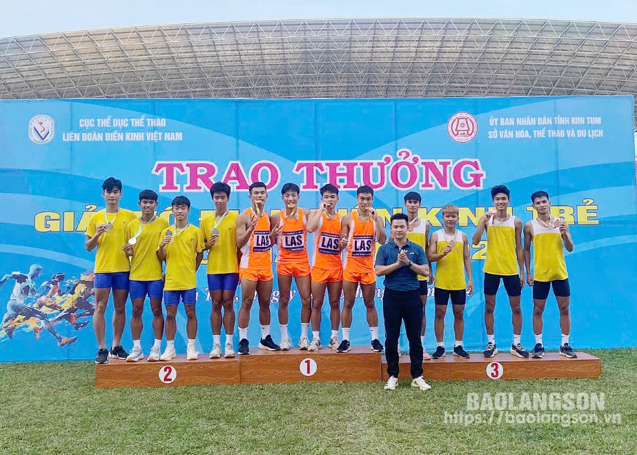 Các VĐV Lạng Sơn nhận huy chương vàng nội dung tiếp sức 4 x 200m nam