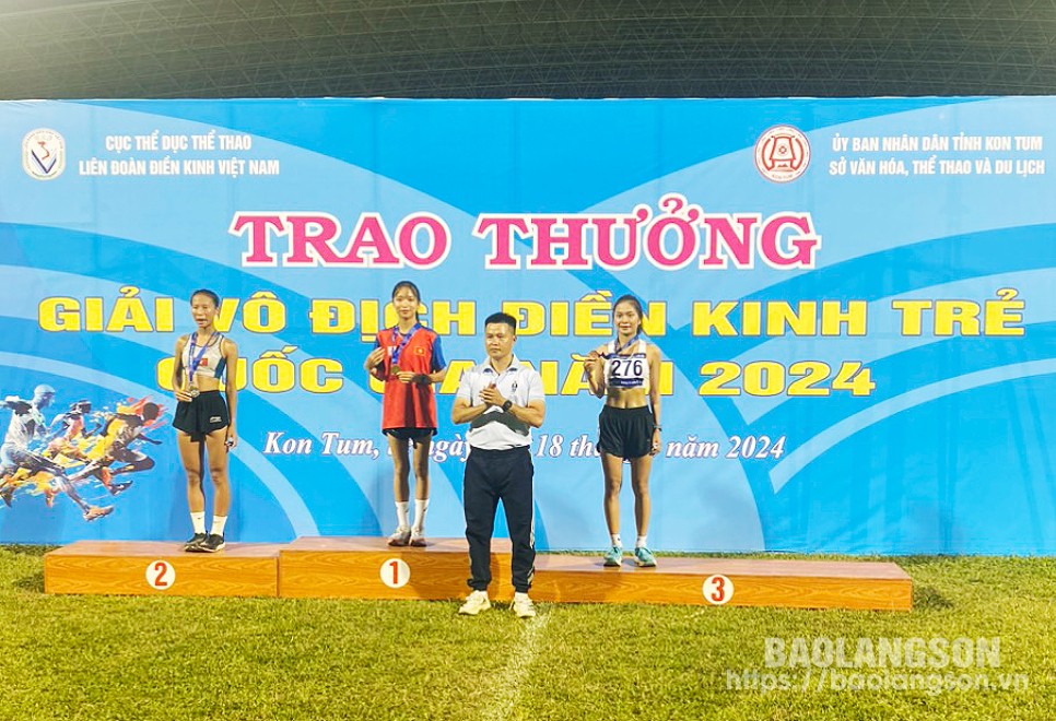 VĐV Lương Thị Khan nhận huy chương vàng nội dung chạy 5.000m nữ