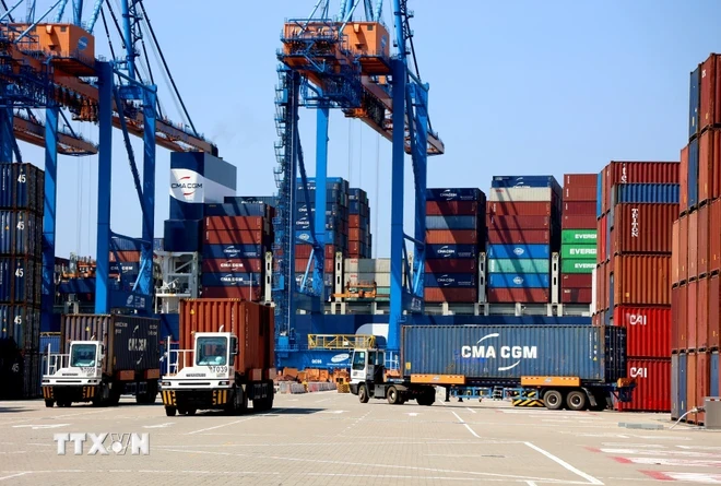 Xe container hoạt động ở Cảng Gemalink, thị xã Phú Mỹ, tỉnh Bà Rịa-Vũng Tàu. (Ảnh: Hồng Đạt/TTXVN)