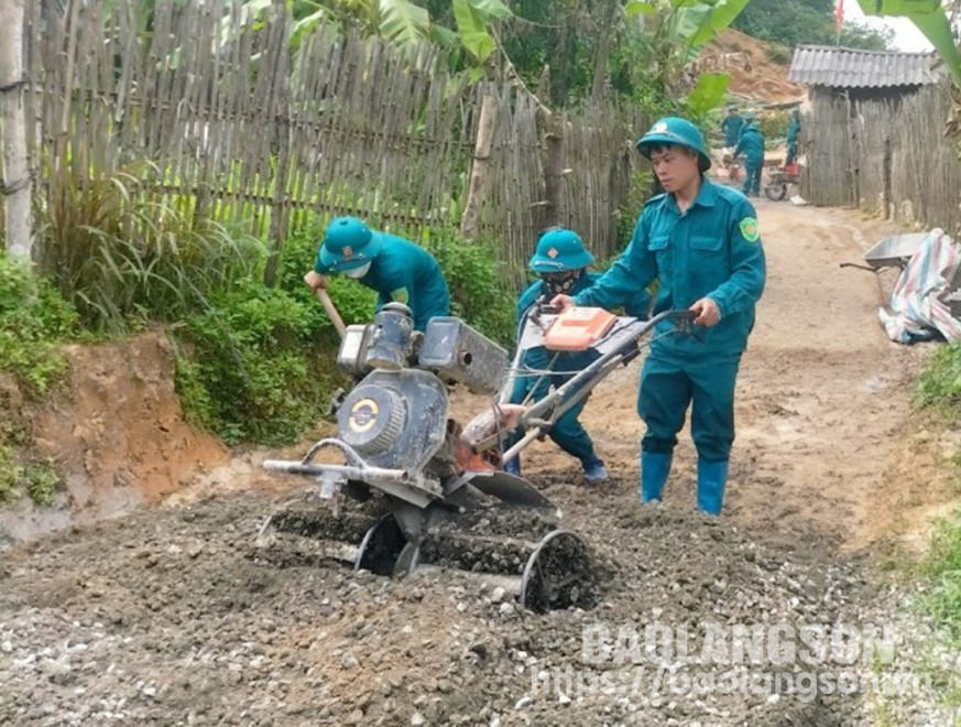 Lực lượng dân quân xã Hòa Bình tham gia bê tông hóa đường giao thông nông thôn