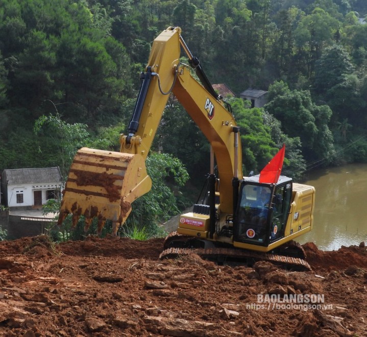 Nhà thầu tổ chức dọn dẹp mặt bằng thi công tuyến cao tốc cửa khẩu Hữu Nghị-Chi Lăng đoạn qua xã Hợp Thành, huyện Cao Lộc