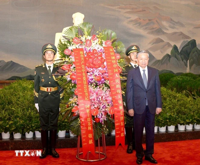 Tổng Bí thư, Chủ tịch nước Tô Lâm đặt hoa tại Nhà tưởng niệm Chủ tịch Mao Trạch Đông. (Ảnh: Trí Dũng/TTXVN)