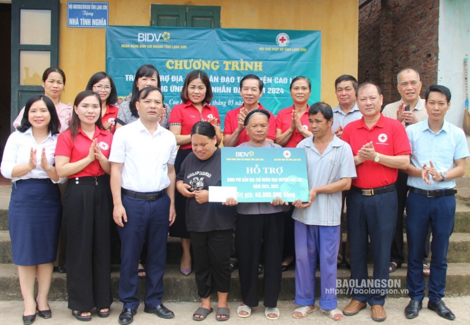 Lãnh đạo Hội Chữ thập đỏ tỉnh cùng lãnh đạo Ngân hàng BIDV Chi nhánh Lạng Sơn trao tiền hỗ trợ gắn địa chỉ nhân đạo cho gia đình bà Chu Thị Bích, khối 9, thị trấn Cao Lộc, huyện Cao Lộc 