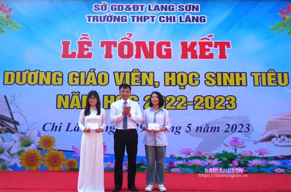 Đại diện lãnh đạo Trường THPT Chi Lăng trao quà cho học sinh đạt thành tích cao trong học tập