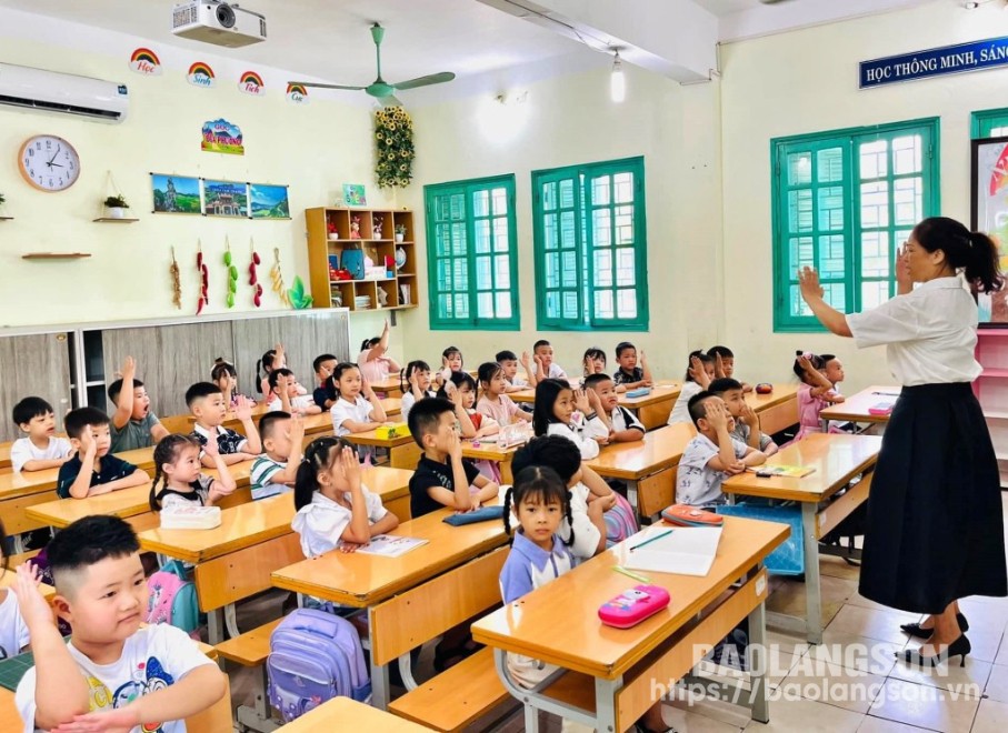 Giáo viên Trường Tiểu học Hoàng Văn Thụ, thành phố Lạng Sơn hướng dẫn học sinh lớp 1 cách giơ tay xin phát biểu