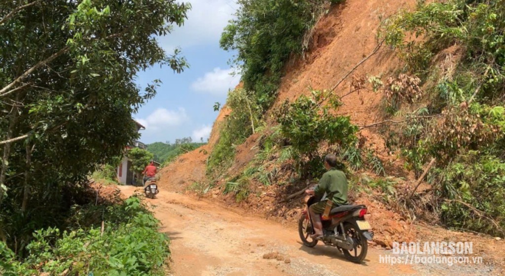 Điểm sạt lở ngay đoạn cua gây hạn chế tầm nhìn cho người tham gia giao thông (Ảnh chụp ngày 20/8/2024)