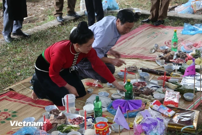 Lễ cúng được chuẩn bị chu đáo. (Nguồn: Vietnam+)