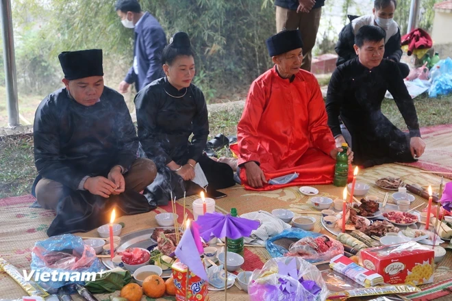 Buổi cúng Lễ Xên đông giống như một cuộc trao đổi, chuyện trò giữa các thầy mo và các vị thần rừng. (Nguồn: Vietnam+)