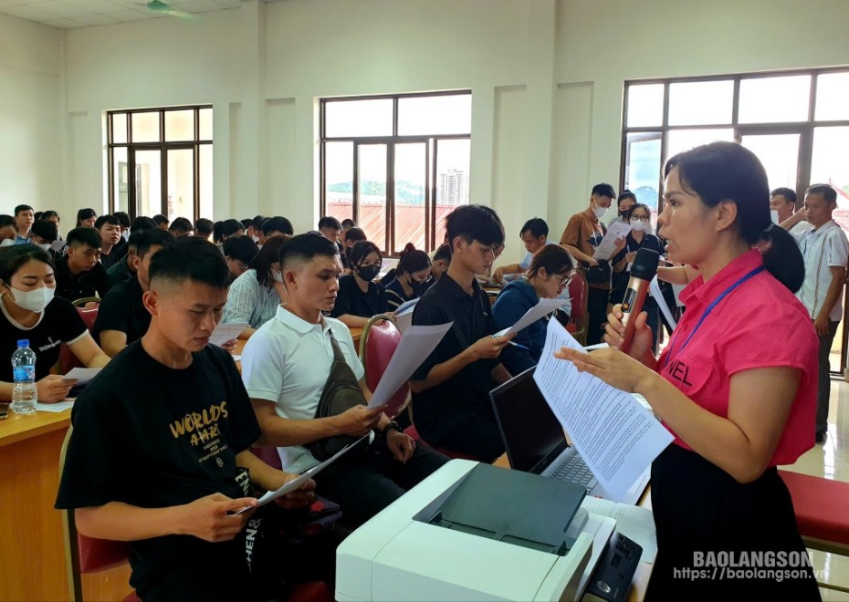 Cán bộ Trung tâm Dịch vụ việc làm tỉnh hướng dẫn người lao động hoàn thiện hồ sơ đi làm việc tại Hàn Quốc