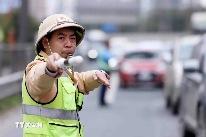 Lực lượng CSGT điều tiết, phân luồng giao thông tại cao tốc Pháp Vân - Cầu Giẽ hướng về trung tâm Thủ đô Hà Nội. (Ảnh: Phạm Kiên/TTXVN)