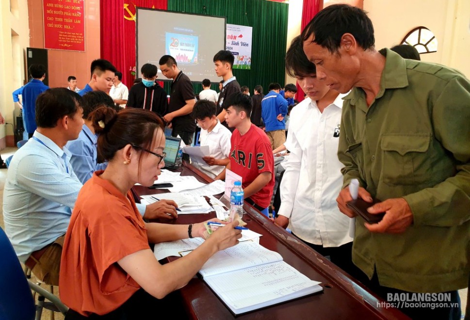 Cán bộ, giáo viên Trường Cao đẳng Nghề Lạng Sơn hướng dẫn học sinh, phụ huynh làm các thủ tục nhập học năm học 2024-2025